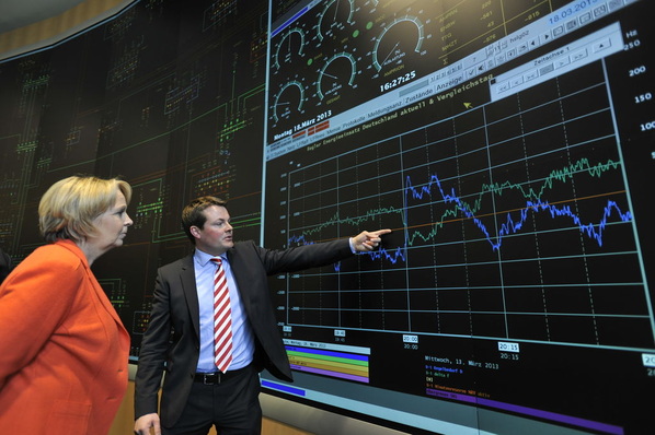 Hannelore Kraft in der Leitwarte von Netzbetreiber Amprion. Von hieraus werden Kraftwerke gesteuert.