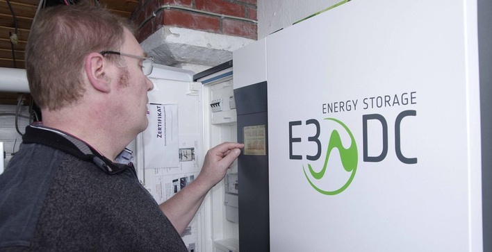 Ein Hauskraftwerk puffert Solarstrom, wenn er nicht direkt verbraucht werden kann.