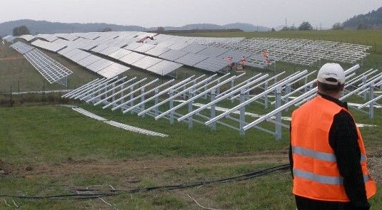 Vor allem bei den Projektentwicklern stoßen die Zölle auf Kritik. Schließlich bringen diese die geplante Wirtschaftlichkeit von Solaranlagen gründlich durcheinander.