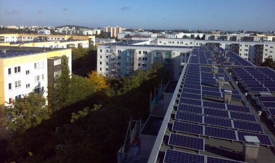 Die Anlagen auf den Häusern in Berlin-Marzahn beliefern die Mieter direkt mit Solarstrom. Sie zahlen dafür eine um zwei Cent verringerte EEG-Umlage. Dieses Grünstromprivileg ist jetzt aus dem EEG gestrichen.