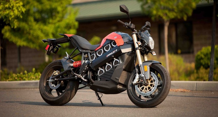 Eine 6-Gang-Schaltung gibt der elektrischen Brammo Empulse in jeden Drehbereich die richtige Power und erinnert an herkömmliches Motorradfahren.