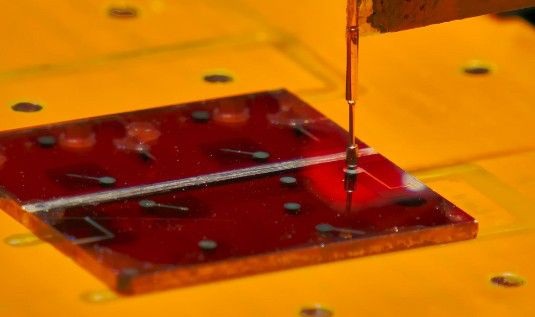 Als dünner Film wird das flüssige Silizium auf die Glasplatte aufgebracht. Dabei dürfen keine Lücken entstehen.