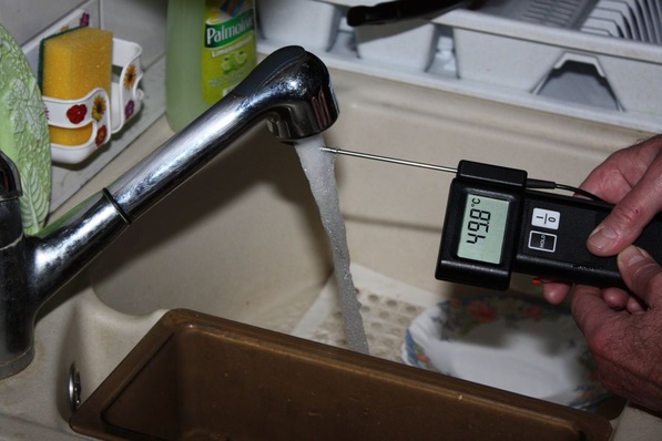 Warmwasser kostet viel Energie. Nicht nur die Temperatur, auch die Anlaufverluste an der Zapstelle entscheiden über die Wirtschaftlichkeit.