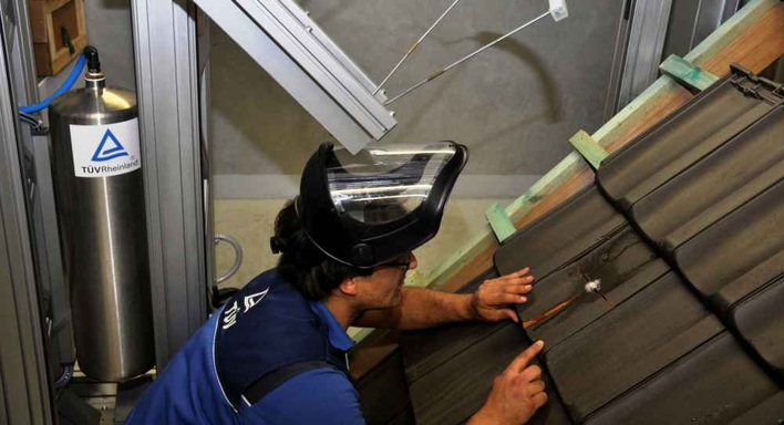 Unter Beschuss: Neben Dächern werden auch Photovoltaikmodule und Solarkollektoren getestet.