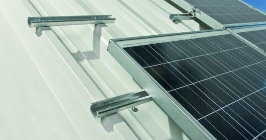 Die Montage mit kurzer Schiene wird immer mehr zum Standard bei der Montage auf Trapezblechdächern.