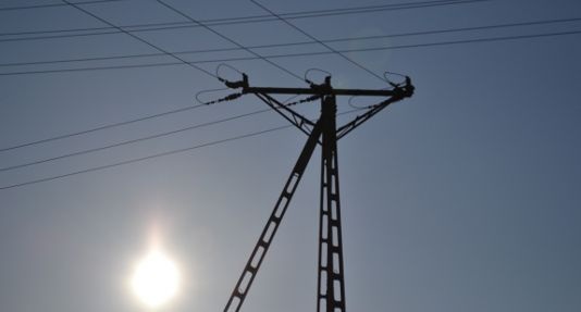 Die Netzbetreiber planen immer noch konventionell. Die Möglichkeiten der intelligenten Steuerung und der Systemdienstleistungen, die Solaranlagen mitbringen, sind bei den meisten noch nicht angekommen. Die Zeche bezahlt der Stromkunde.