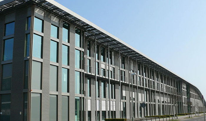 Der Firmensitz von Solon ist seit März 2014 geschlossen. Das Gebäude gehört bereits einer Bank. Nachmieter sind willkommen.