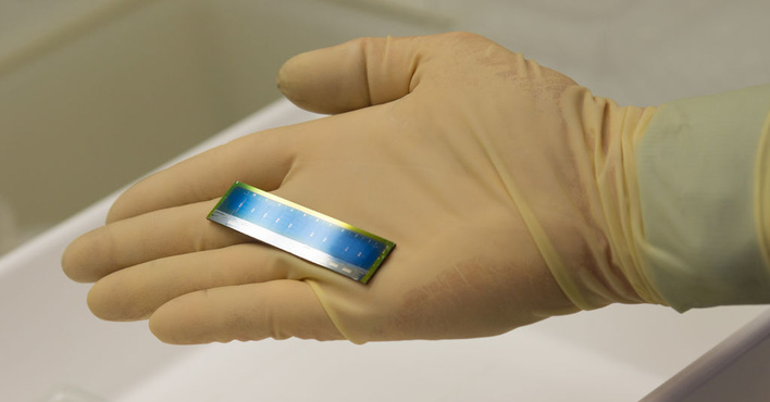 Einen halben Quadratzentimeter groß ist die Laborzelle, mit der das ZSW Stuttgart einen neuen Wirkungsgradrekord bei Dünnschicht erzielt.