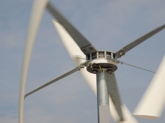 Nah am Vertikaldreher: Die Rotorachse verläuft senkrecht von oben nach unten.