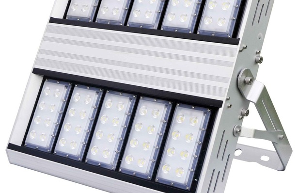 LED Hochregal- und Außenstrahler IP 65, mit 59.000 Lumen und 520 Watt.
