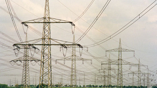 Die Bundesregierung hält den Netzausbau für notwendig. Dabei sollen die Kapazitäten aber nicht bis auf die letzte verfügbare Kilowattstunde ausgebaut werden.