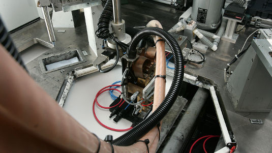 Statt Anschlussdosen werden die Maschinen bei Solar World demnächst auch Modulwechselrichter auf der Rückseite der Module anbringen.