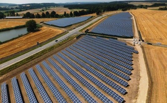 Dass auch Solartromanlagen Systemdienstleistungen erbringen können, ist längst erwiesen. Bisher greifen die Netzbetreiber aber noch zu wenig darauf zurück.