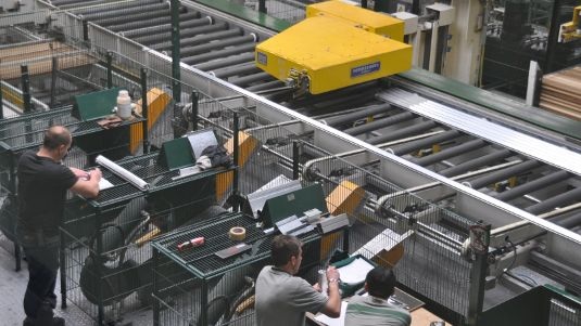 Die Produktionshallen sind hintereinander angeordnete und beherbergen die einzelnen Fertigungsschritte der Reihe nach.