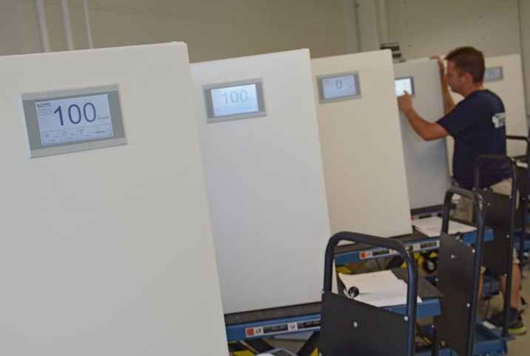 Die Fertigung der Sonnenbatterie gewinnt an Fahrt.