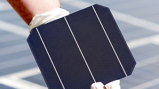 Die belgischen Forscher haben ihre Rekordzelle gleich in industrieller Standardgröße hergestellt. Dies hilft dabei, die Effizienzverluste bei der Aufskalierung zu verringern.