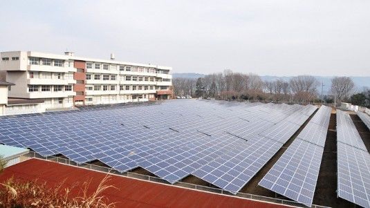 Der Systemanbieter IBC Solar hat im Februar das vergangenen Jahres eine Anlage auf einem ehemaligen Schulsportplatz gebaut. Das einstige Schulgebäude wird jetzt als Notunterkunft für Opfer von Naturkatastrophen genutzt.