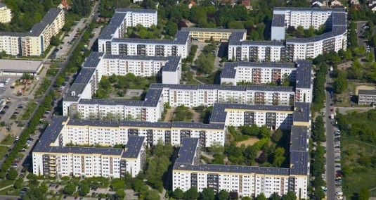 Ein seltener Anblick: Solarmodule auf Mehrfamilienhäusern, die die Mieter im Gebäude versorgen. Mit dem Grünstrommarktmodell ließen sich solche Projekte wieder wirtschafltch umsetzen.