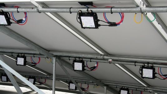 Die kleine Laistungsoptimierer unterm Modul solrgen dafür, dass der Ertrag des Strings nicht durch die Verschattung einzelner Module in Mitleidenschaft gezogen wird.