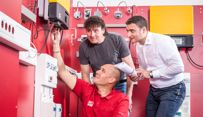 Schulung bei IBC Solar. Das Fachpartnernetz funktioniert jetzt seit einem Jahr. Zeit für die Rezertifizierung.