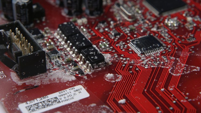 Sogar gegen aggressive Salznebel werden die Wechselrichter getestet. Gegen aggressiven Preiskampf und dynamische Märkte kann man sich auf diese Weise nur bedingt wappnen.