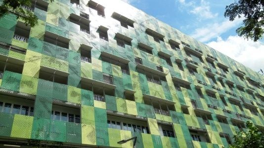 Noch fehlen die organischen Solarfolien an der Fassade des Cleantech-Parks. Heliatek wird sich aber farblich an das bisherige Designkonzept des Gebäudes anpassen.