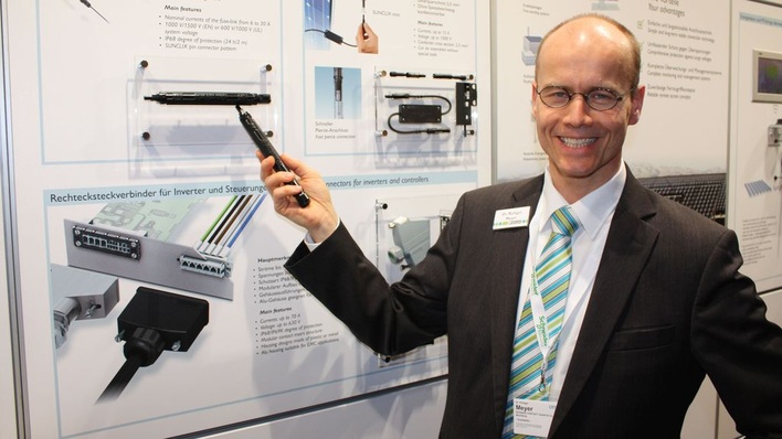 Rüdiger Meyer von Phoenix Contact zeigt die neue Strangsicherung für Solarparks.
