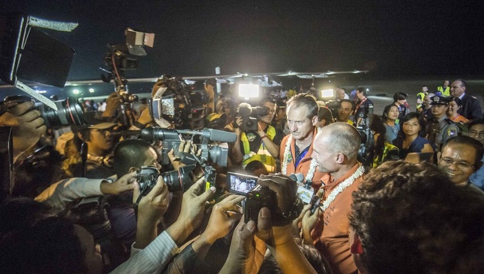 Presseempfang in Mandalay, Myamar. Die Piloten André Borschberg und Bertrand Piccard stellen sich den Fragen der Journalisten.