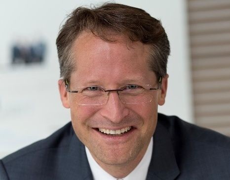 Der Präsident des BSW-Solar und Geschäftsführer von Goldbeck Solar fordert die Politik auf, endlich nach vernünftigen Lösungen zu suchen, statt sich immer wieder von der etablierten Lobby der fossilen Stromerzeugung vereinnahmen zu lassen.