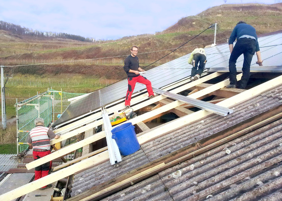 



Mitten in den malerischen Weinbergen am Kaiserstuhl wurde das Dach einer Scheune mit dem Indachsystem Clickplain neu eingedeckt. Der Rückbau des alten Welleternitdaches und die Montage der Solaranlage erfolgten im Winter und deshalb Zug um Zug. 
