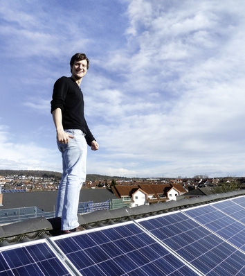 
Über den Dächern von Highdelberg:Nicolai Ferchl vom Vorstand der Heidelberger Energiegenossenschaft freut sich über die Photovoltaikanlage, die sauberen und preiswerten Strom für die Mieter des Hauses liefert.



