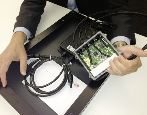 
Leistungsoptimierer können auch nachgerüstet werden, zum Beispiel wenn sich eine Verschattungssituation nachträglich ergeben hat. Der Versuchsaufbau von Wolfgang Mühleisen geht der Frage nach, wann sich das lohnt.



