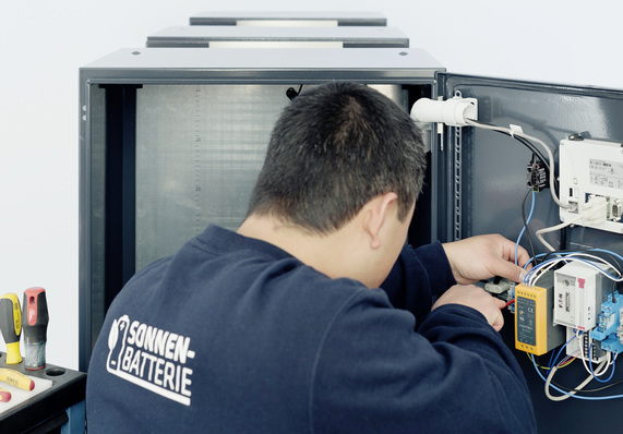 
Installation einer Sonnenbatterie im Haustechnikraum des Kunden: Das System vereint die Batteriezellen aus Lithium-Eisenphosphat und die Steuerelektronik für die Ladeströme und das Energiemangement.



