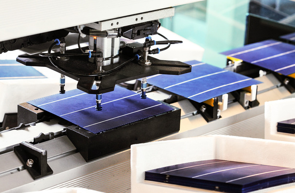 
Innovationen bei den Solarzellen kommen fast ausschließlich von den großen Herstellern in Taiwan oder China. Im kristallinen Solarmodul macht die Zelle rund 80 Prozent der Wertschöpfung aus.



