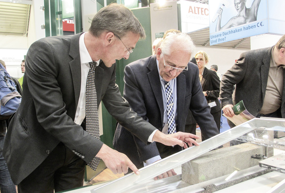 
Reger Andrang auf der Intersolar: Cedrik Zapfe von Schletter (links) erläutert Professor Hans Ruscheweyh das neue Flachdachsystem Solprofi. Ruscheweyh ist Vorsitzender der Windtechnologischen Gesellschaft.



