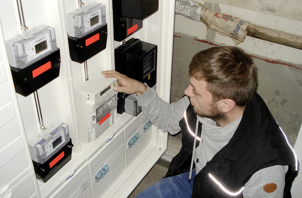 
Bei dieser Anlage in Rehna (Nordhessen) wurde die Photovoltaik mit einem BHKW gekoppelt, über einen Blei-Flüssig-Speicher.



