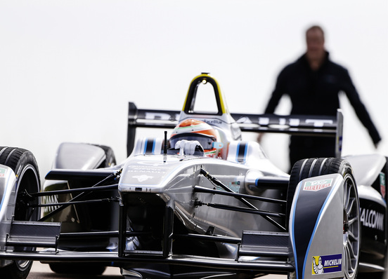
Ex-Formel-1-Fahrer Jarno Trulli testet den neuen batteriebetriebenen Spark-Renault SRT 01E. Auch andere ehemalige Formel-1-Piloten wie Nick Heidfeld sind bei der Formel E mit dabei. 



