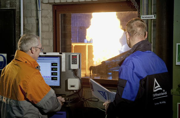 



Brandversuche im Auftrag des TÜV Rheinland in Leverkusen: Drei Jahre lang wurden die Risiken untersucht. 
