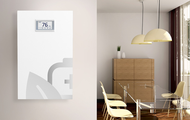 
Einbausituation einer wandhängenden Lithiumbatterie in einem Wohngebäude: Der kleine Stromspeicher puffert Sonnenstrom für den Abend oder für sonnenschwache Stunden.



