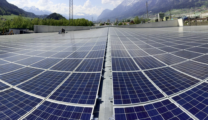 
Das Recycling-Unternehmen RAGG in Tirol mit Solarmodulen von Hanwha Q-Cells. Der Spezialist für Metallverwertung produziert den Solarstrom auf seinen Dächern und speist die Energie ins österreichische Stromnetz ein.



