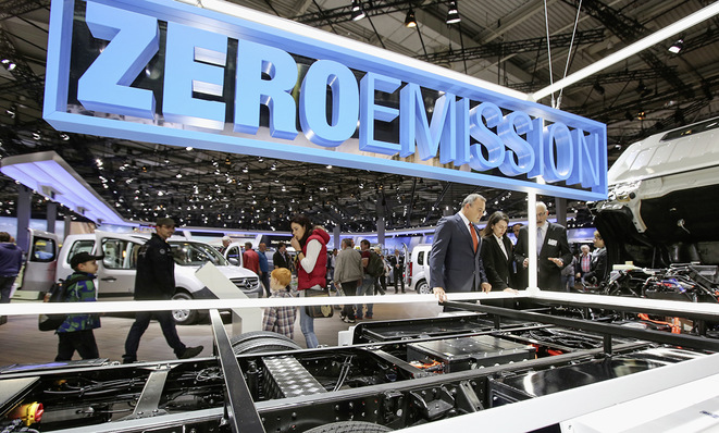 



Jeder Autobauer bekennt sich mittlerweile irgendwo zum Thema Nullemission. Bei den Nutzfahrzeugen ist es aber oft noch ein Lippenbekenntnis. Je höher die Zuladung, desto weniger Elektro. Während es eine stetig wachsende Modellpalette an Transportern gibt, wird noch kein batteriebetriebener Truck in Serie produziert. 
