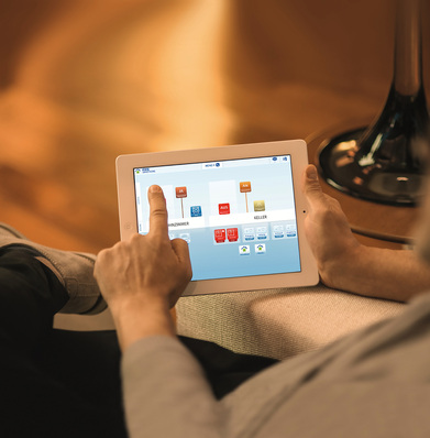 



Der Bewohner hat die Fäden in der Hand. Er steuert alle Energieströme im Haus, je nach Bedarf und Ansprüchen. Tablets und Smartphones sind die geeigneten Endgeräte.
