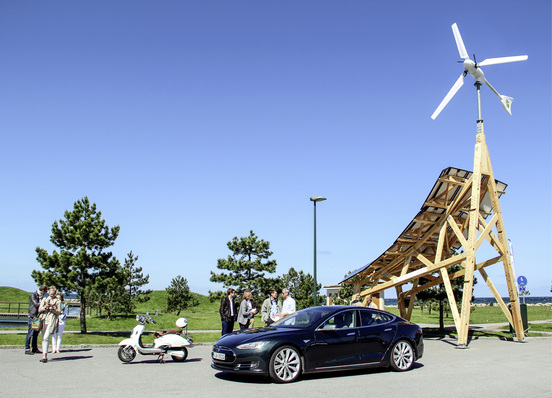 



Die Giraffe zeigt: Eine Kleinwindturbine und eine Photovoltaikanlage können sich nicht nur bei der Stromerzeugung gut ergänzen.
