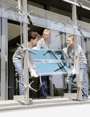 
Der Dresdner Hersteller Heliatek hat sich sein Referenzobjekt an die eigene Fassade gebaut. Die semi-transparenten Solarfolien sind zwischen zwei Glasscheiben laminiert.



