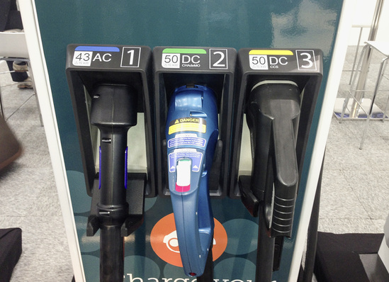 



Das Ladesystem DC Fast Charge von ABB: An dieser Tanksäule sind zwei DC-Charger mit einer AC-Station kombiniert.
