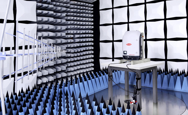 
In der Folterkammer: Dieser Fronius Galvo muss beim EMV-Test in Sattledt zeigen, dass er imDauerbetrieb keine elektromagnetischen Störungen erzeugt.



