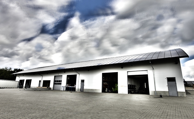 
Das Indachsystem ersetzt die herkömmliche Dachhaut. Die warme Luft wird dabei gezielt abgesaugt und in den Eisspeicher geleitet.



