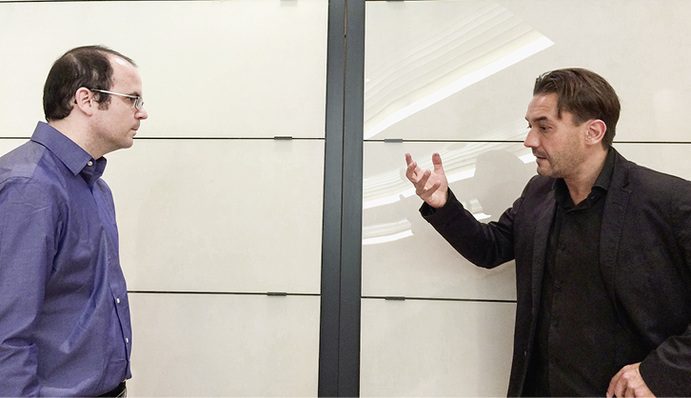 



In Handarbeit hergestellt: Die Schweizer Entwickler Jordi Escarre Palou und Patrick Heinstein präsentieren ihre zehn weißen Solarmodule auf der Konferenz in Brixen in Südtirol.
