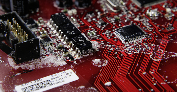 



Die Leiterplatten in den Umrichtern müssen sogar aggressive Tests mit Salznebel überstehen. Ob die Hersteller der Wechselrichter den aggressiven Preiskampf im Markt überleben, lässt sich kaum vorhersagen.
