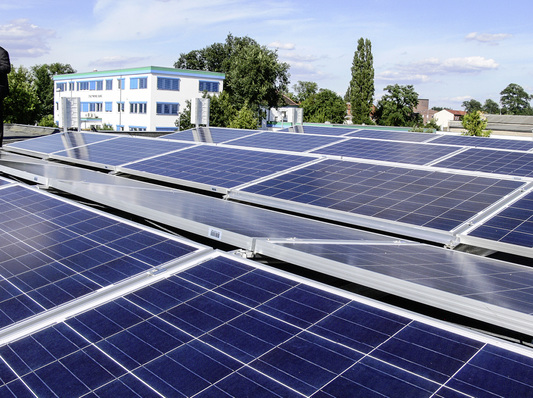 



Die Stadtwerke Burg produzieren den Solarstrom auf dem eigenen Betriebsgelände. Zuletzt bauten sie den neuen Generator auf dem Dach des Werkstattgebäudes auf.
